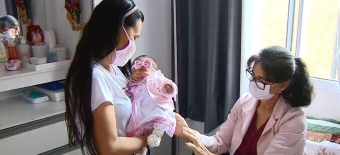 Professora de Florianópolis é barriga solidária da própria filha e dá à luz neta; ‘Não tem como mensurar o tamanho do amor’, diz filha