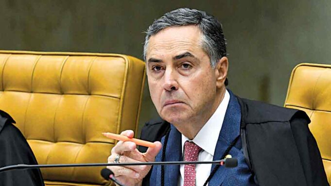 Barroso, do STF, ordena obrigatoriedade do passaporte da vacina contra covid-19 para quem vem do exterior