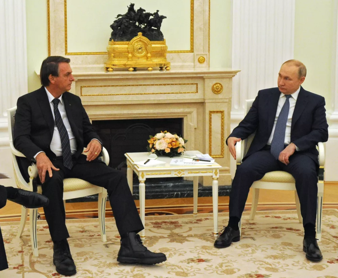 Depois de se submeter às regras sanitárias russas, Bolsonaro consegue foto ao lado de Putin