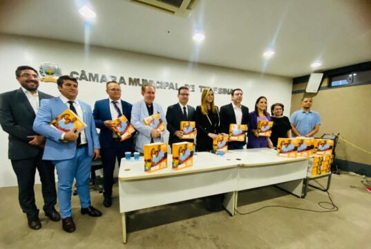 Prefeitura de Teresina entrega Relatório de Gestão Consolidado 2022 na Câmara Municipal