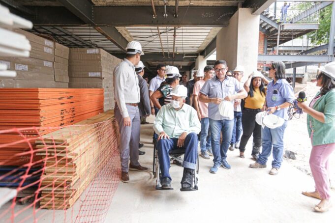 Dr. Pessoa vistoria obra de reconstrução da Escola Municipal Ambiental 15 de Outubro