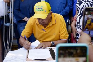 Prefeito assina ordem de serviço da rua Braz Honório no Santa Maria da Codipi