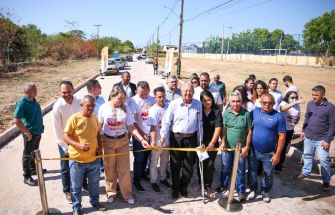 Prefeito Dr. Pessoa inaugura obras de pavimentação na zona Sudeste e assina nova Ordem de Serviço