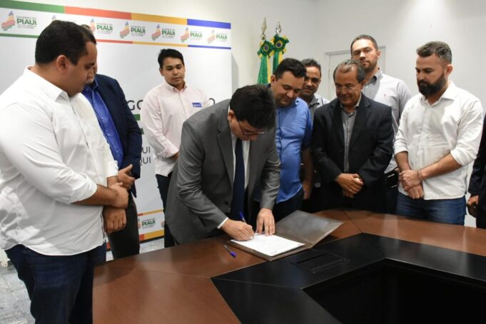 Governador assina ordem de serviço para recuperação de rodovia que liga Caridade à Jacobina do Piauí