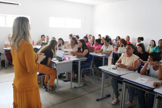 Semec realiza formação dos profissionais de apoio à inclusão