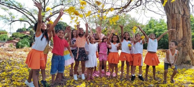 Alunos do CMEI Ladeira do Uruguai têm piquenique literário embaixo de ipê amarelo