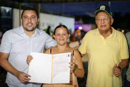 Prefeitura de Teresina entrega registros de imóveis para moradores do Recanto dos Pássaros