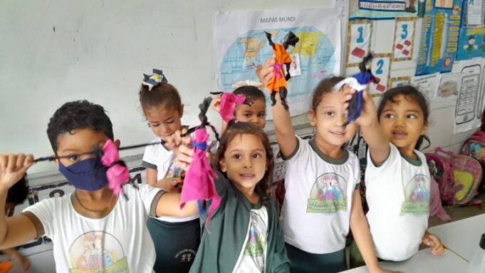 CMEI Helena Medeiros realiza oficina de artesanato da cultura afrodescendente