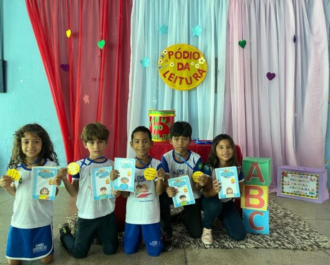 Alunos que são destaques na leitura recebem medalhas no CMEI Angelim IV