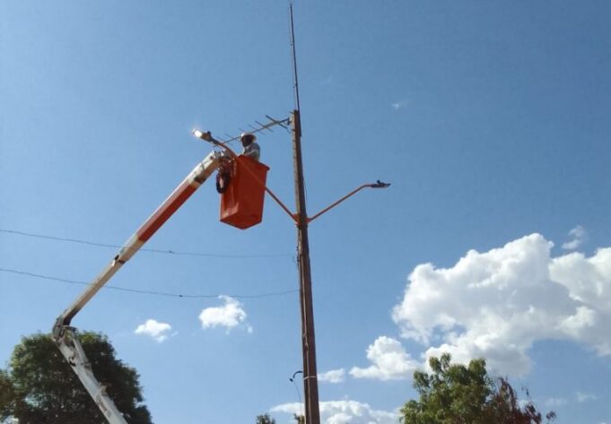 Prefeitura de Teresina recupera iluminação da Praça 16 de Agosto após 3º furto de cabos