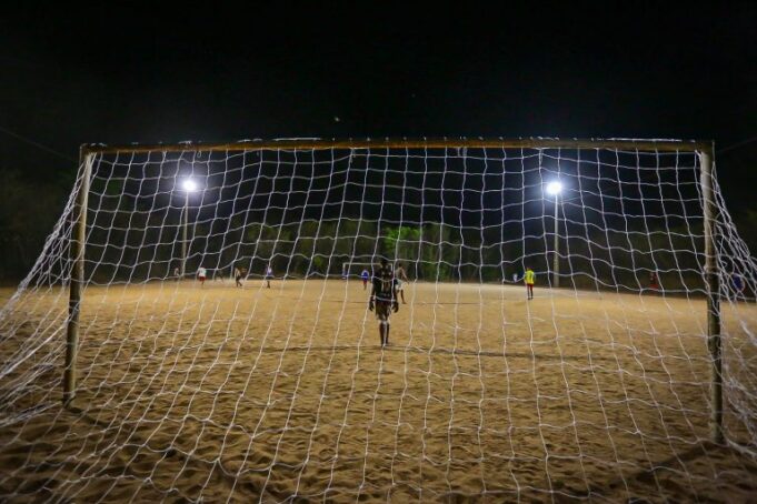 Prefeito inaugura iluminação de três campos de futebol na noite desta quarta-feira (1)