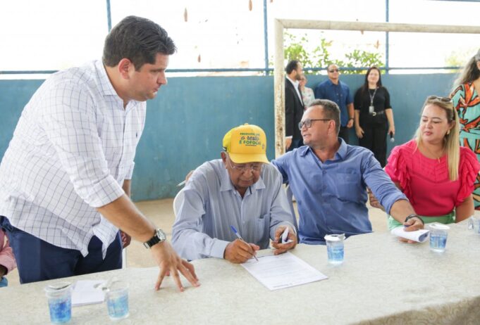 Dr. Pessoa assina Ordem de Serviço de reforma do Centro de Referência de Assistência Social (CRAS) Leste II