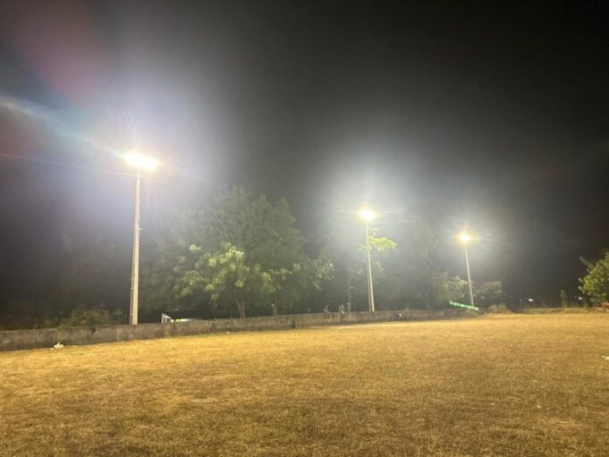 Prefeitura instala iluminação pública em campo de futebol do Povoado Serra do Gavião