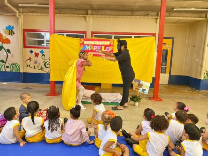 CMEI Noélia Maranhão realiza acolhida com história da Chapeuzinho Amarelo