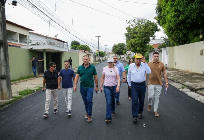 Prefeito de Teresina visita obra de pavimentação asfáltica no bairro Dirceu II