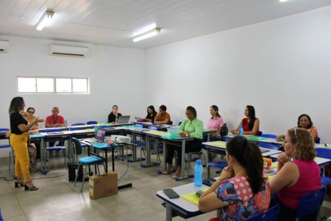 Semec promove reunião sobre a Política Municipal de Formação Continuada