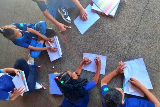 Atividade de desenho na Escola Municipal Ofélio Leitão estimula criatividade