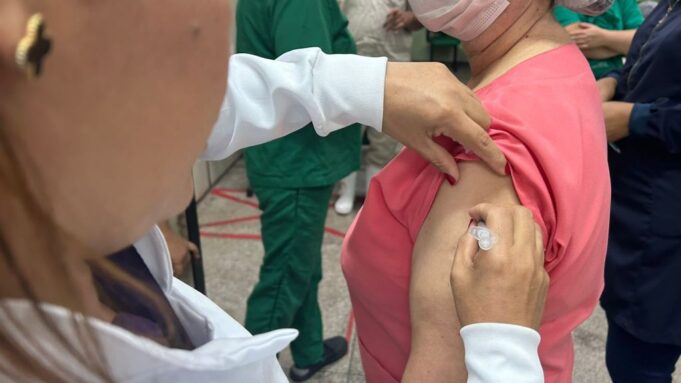 HUT promove campanha de vacinação contra Influenza e Covid para trabalhadores do hospital