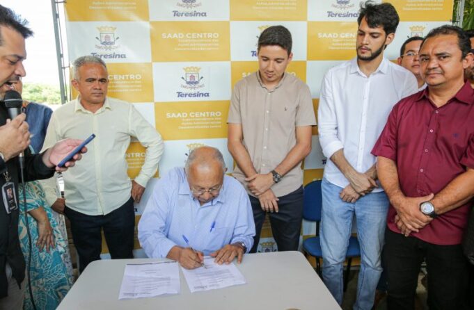 Dr. Pessoa assina ordem de serviço para reforma do espaço da feira do Troca-Troca