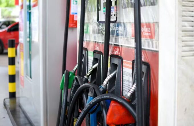 Estados concordam com redução na arrecadação de ICMS para evitar aumento excessivo no preço dos combustíveis, afirma Comsefaz.