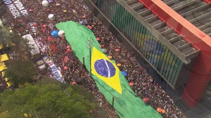 Protestos contra a PEC da Blindagem e o projeto de anistia reúnem manifestantes em São Paulo, Rio e diversas cidades do país